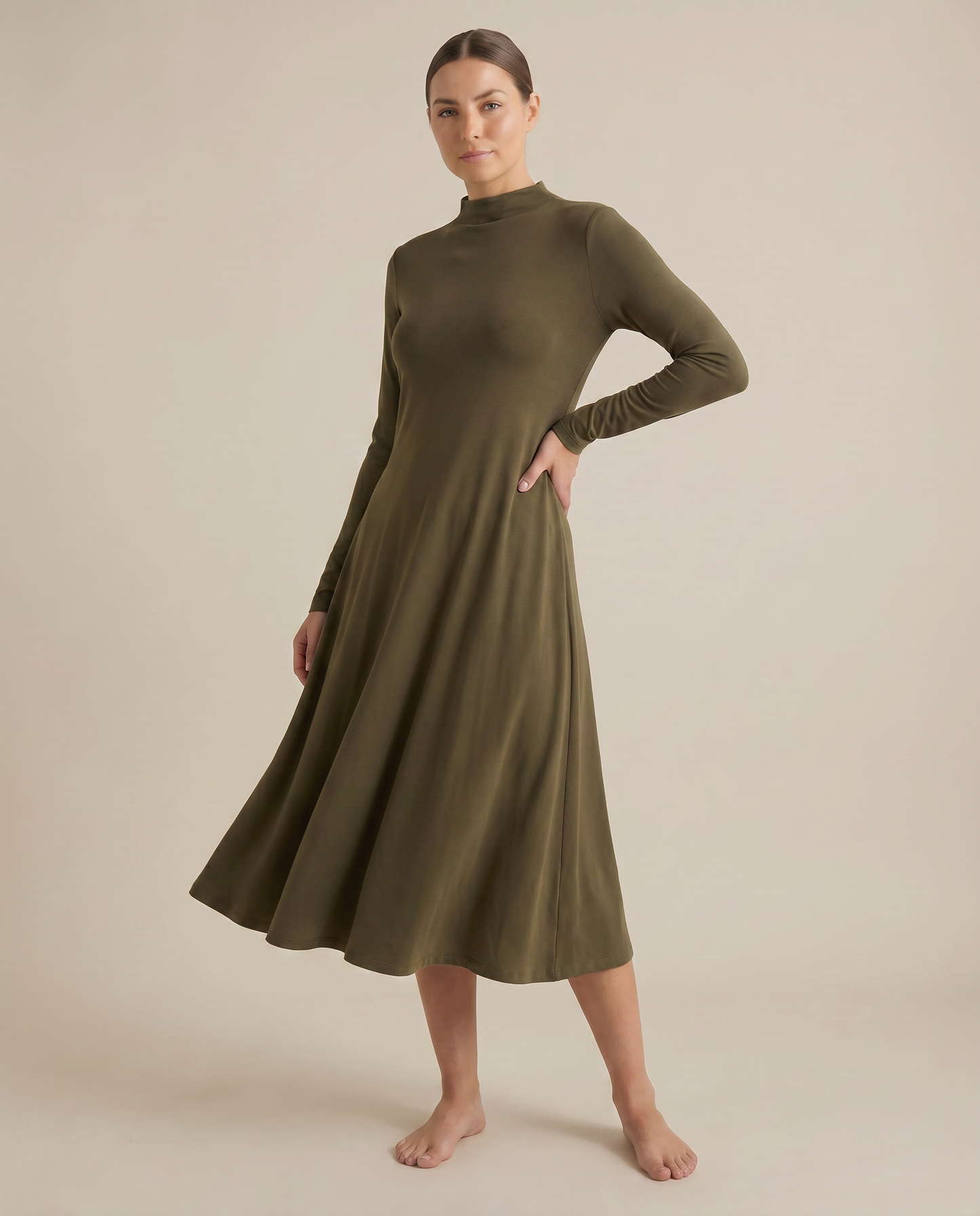 Vestido Soft Fit Cuello Alto Midi