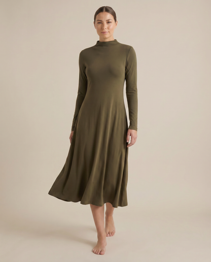 Vestido Soft Fit Cuello Alto Midi