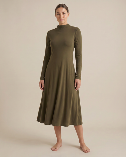 Vestido Soft Fit Cuello Alto Midi