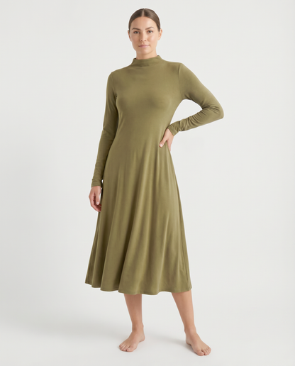 Vestido Soft Fit Cuello Alto Midi