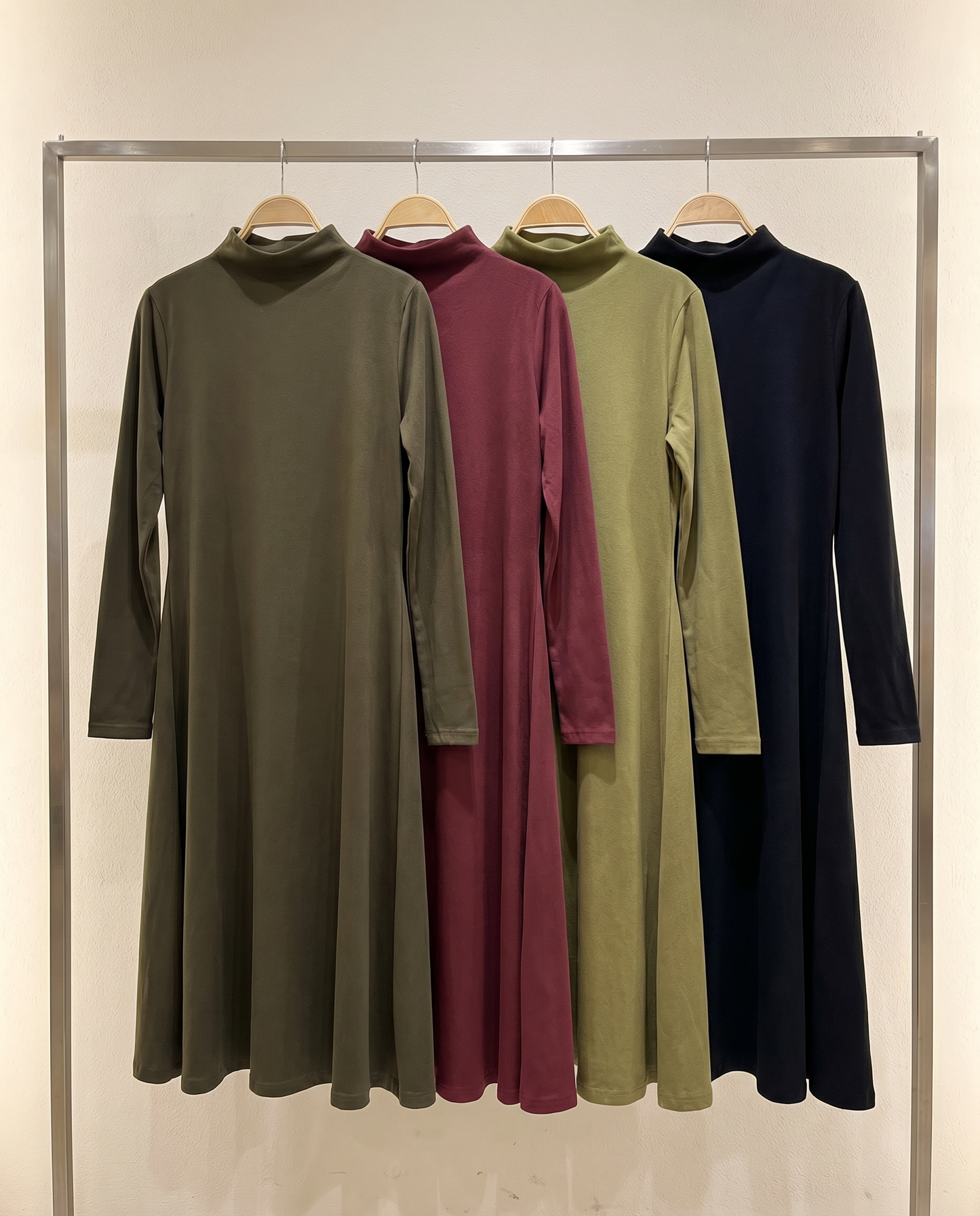 Vestido Soft Fit Cuello Alto Midi